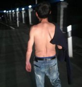 男子裸着上身闯高速 声称要“比武”