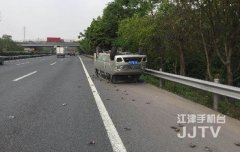 四轮朝天 都是超载惹的祸