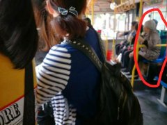 女子带箱子坐公交遭大爷推攘：我是老人让我坐