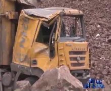 运渣车滚下百米山坡 司机惊魂一跳捡回命
