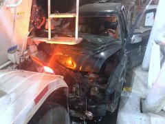 皮卡刹车失灵  追尾罐车