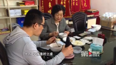 46岁儿子脑梗偏瘫 72岁母亲带他重新认字学语