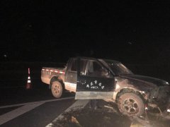 皮卡车引擎盖突然翻起来  司机蒙了