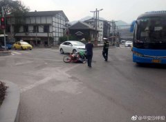 男子骑摩托闯红灯  被轿车撞飞几米远