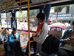 “熊孩子”公交车上耍帅  坐上栏杆不下来