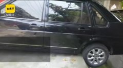  老人指挥车主倒车  倒下坎