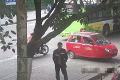 母女推婴儿车外出 手机露一角遭贼惦记