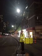 电线杆突然断裂倾斜 民警快速处置消除隐患