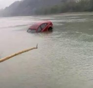 轿车滑入江中 岸边人眼睁睁看着车沉入江底