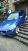 司机错把油门当刹车 宝马车失控“爬”上台阶