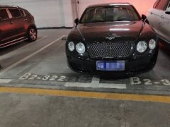 豪车车库停车占两车位引吐槽