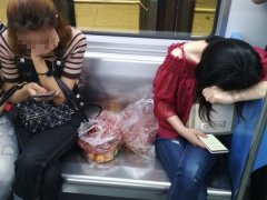 车厢里樱桃有座人站着 市民：樱桃买车票了吗？