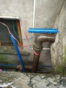 危险！小孩组队爬上陡坡玩“滑滑梯”