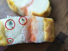 超市买的面包竟有霉点  顾客看到大吃一惊