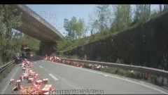 有点尴尬！两千件榨菜高速洒一地