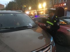 贴过期罚单装“受伤”  民警果断“再来一张”