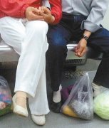 男子6号线上吃瓜子 悄悄将瓜子壳扔座位下