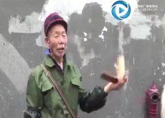 这个老人有点意思 一边打快板一边卖菜