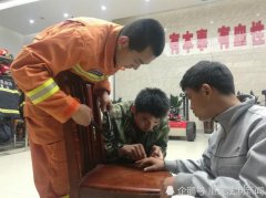 他戴上同学送的金戒指  没想到竟成了“紧箍咒”