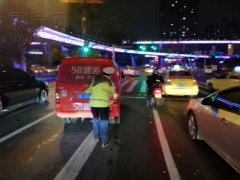 新手半路熄火 民警冒雨推车