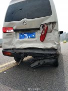 开车乱“打望”  结果追尾了