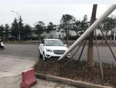 老司机学徒面前玩炫技  驾车“亲”上电线杆