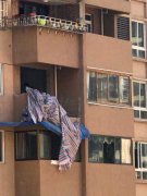 业主任性装修打坏阳台  碎石坠落地面