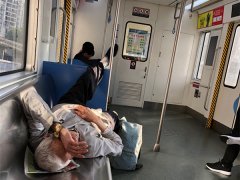 大爷车厢内占位睡觉  将腿搭在隔离板上