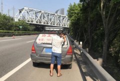 司机图省事穿拖鞋开车 结果被逮个正着