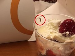 顾客买到蛋糕里有虫  当场被吓得不轻