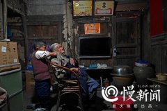 没手掌没脚掌76岁女儿跪养105岁母亲：我自食其力过得很好