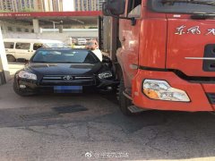 争道抢行惹事故 民警快速处理保畅通