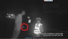 货车超限被罚 司机塞钱欲私了