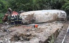 牵引车发生侧翻 旁边房屋受损