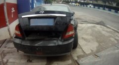 开车时低头捡手机 哪知“捡”脱一万块