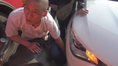 摩托被夹两车中间  险变“肉夹馍”