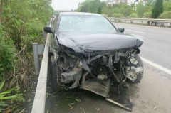 租车自驾旅游 车胎自爆车被撞稀烂