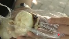 买包子刚吃一口 从嘴里抠出一只蟑螂