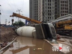 水泥罐车侧翻 司机机智逃脱