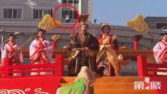 他们把吊车开来拍丰都庙会花车巡游