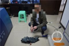 男子公交车上扒窃 小男孩冷静拍下视频