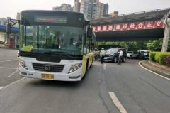 小车撞上大客车 一查驾驶人居然只有“半个人”