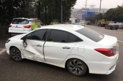 老司机弯道不减速玩漂移  人车被撞卡在悬崖边