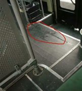 荒唐!30岁男子让10岁模样男孩在垃圾箱里方便