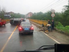 轿车侧翻横在路中间 车胎飞出数米远