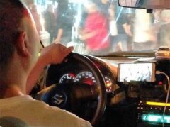 这操作要不得！的哥开着手机视频载客