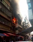 居民楼突发大火 火情殃及楼上多层住户