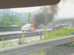 轿车行驶途中突然自燃 车身被烧成火球