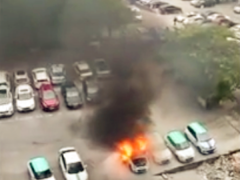 露天停车场黑烟冲天 原是电动汽车突发火情