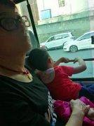 <b>下班高峰期大妈带娃乘车 占座不让理直气壮</b>